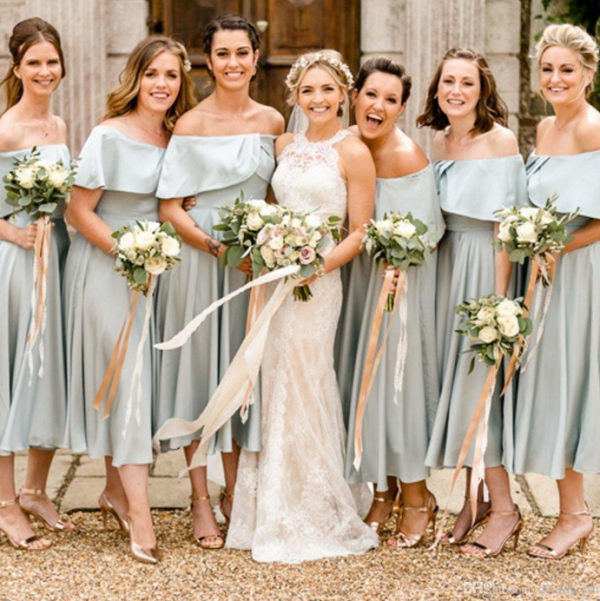 Gaun bridesmaid dengan model off-shoulder